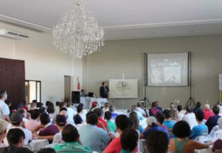 Adivipar-PR reúne mais de 200 vidreiros para treinamento em Francisco Beltrão